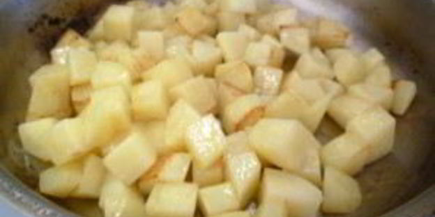 салат с жареным картофелем