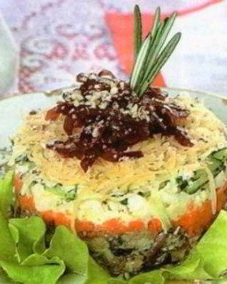 Слоеный картофельный салат со шпротами и маслинами