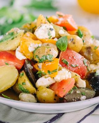 Средиземноморский картофельный салат с оливками и фетой