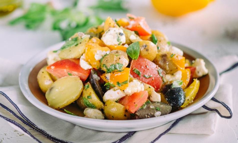 Рецепт средиземноморского картофельного салата с оливками и фетой
