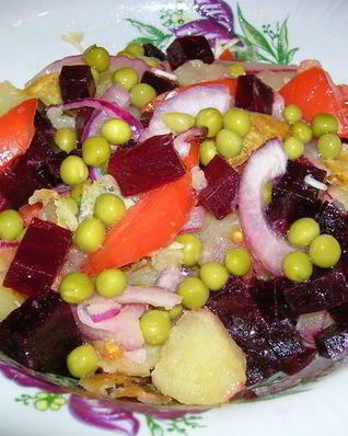 Теплый картофельный салат с крымским луком