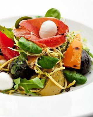 Теплый картофельный салат с маслинами и перцем