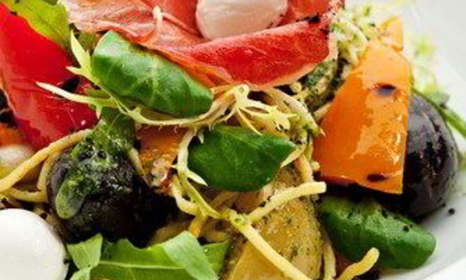 Рецепт теплого картофельного салата с маслинами и перцем