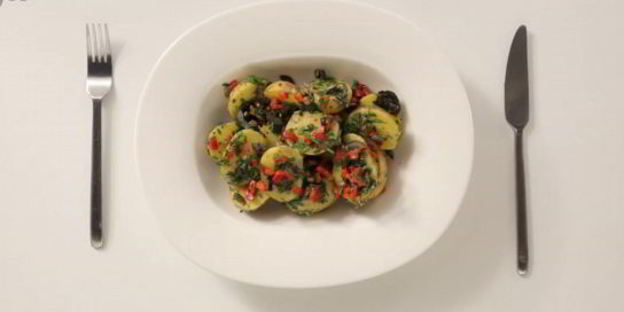 теплый картофельный салат с маслинами и перцем