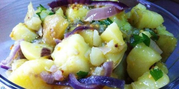 теплый салат с молодым картофелем