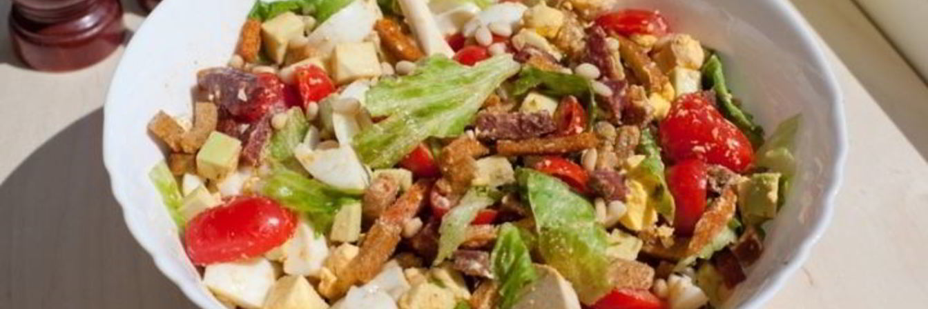 Летний салат с колбасой