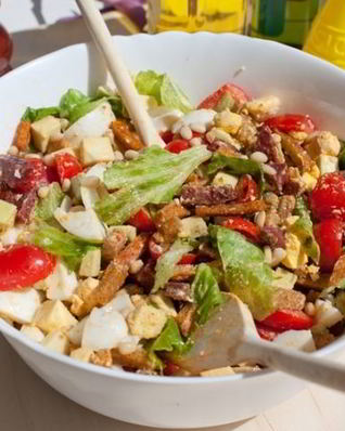 Летний салат с колбасой