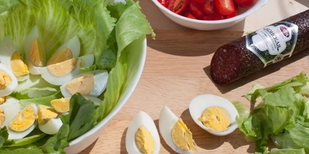 летний салат с колбасой