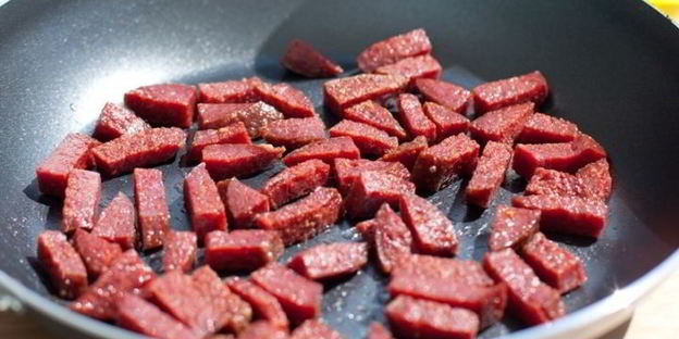 летний салат с колбасой