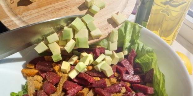 летний салат с колбасой