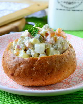 Булочки, фаршированные салатом Оливье