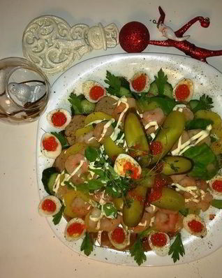 Оливье по-царски со свиной вырезкой и креветками на желе из гранатового соуса