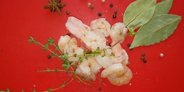 оливье по-царски со свиной вырезкой и креветками на желе из гранатового соуса