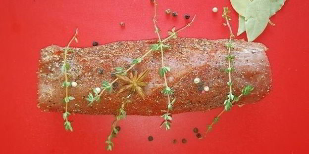 оливье по-царски со свиной вырезкой и креветками на желе из гранатового соуса