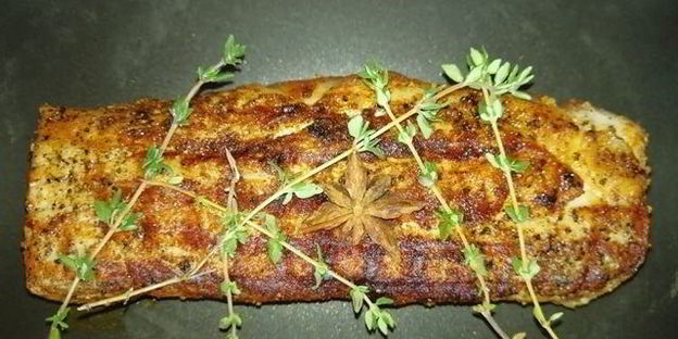 оливье по-царски со свиной вырезкой и креветками на желе из гранатового соуса