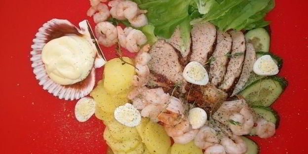 оливье по-царски со свиной вырезкой и креветками на желе из гранатового соуса