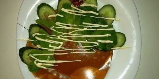 оливье по-царски со свиной вырезкой и креветками на желе из гранатового соуса