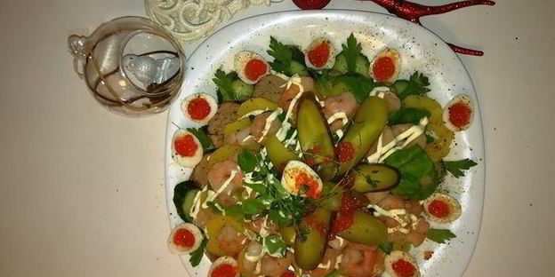 оливье по-царски со свиной вырезкой и креветками на желе из гранатового соуса