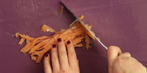 оливье с копченой рыбой и камчатским крабом