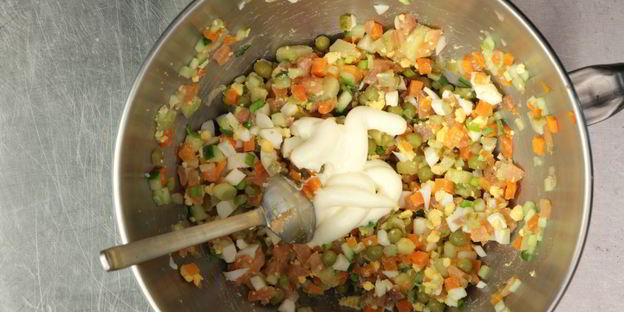 оливье с копченой рыбой и камчатским крабом