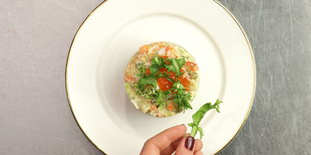 оливье с копченой рыбой и камчатским крабом