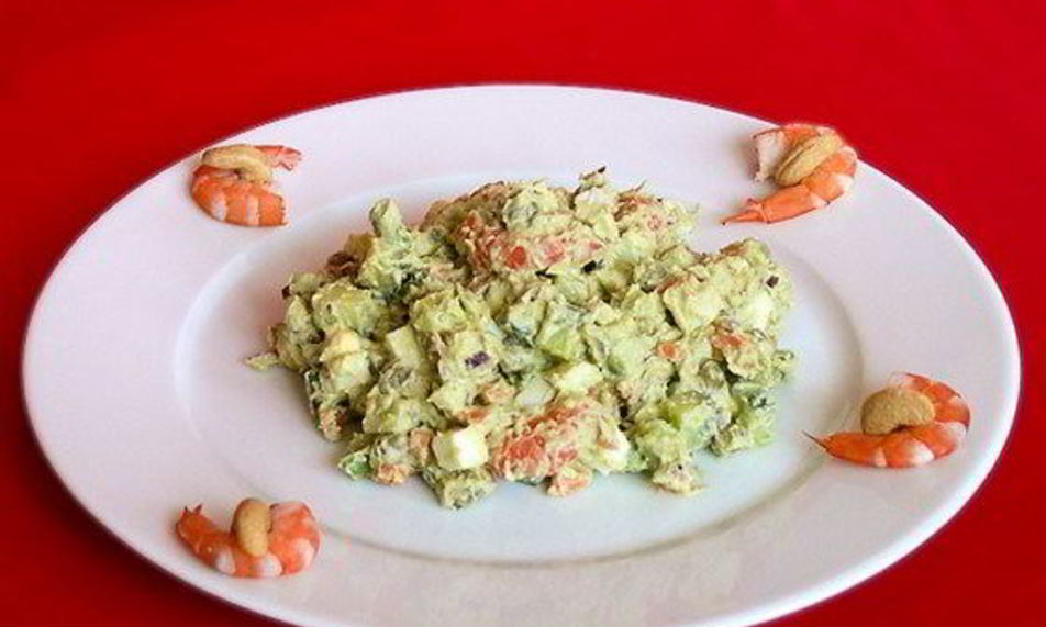 Рецепт оливье с креветками, авокадо и домашним майонезом