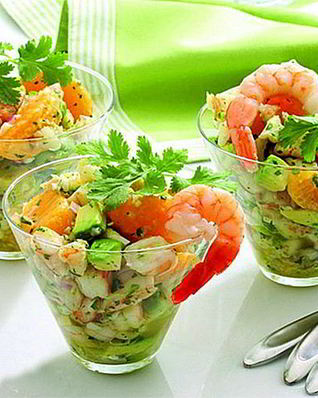 Оливье с креветками и авокадо