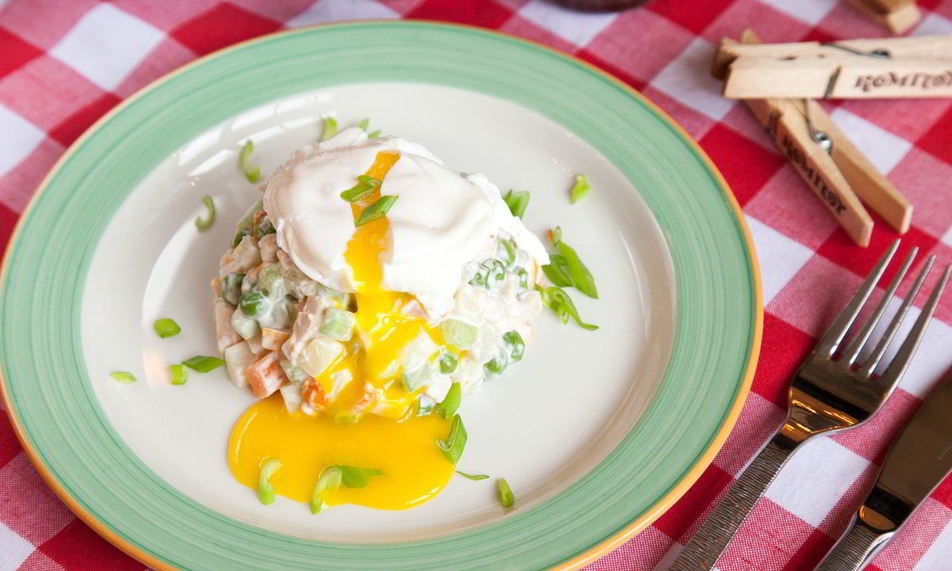 Рецепт оливье с куриной грудкой и яйцом-пашот