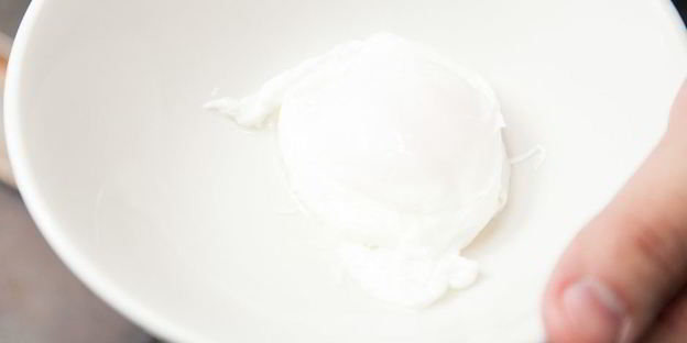 оливье с куриной грудкой и яйцом-пашот