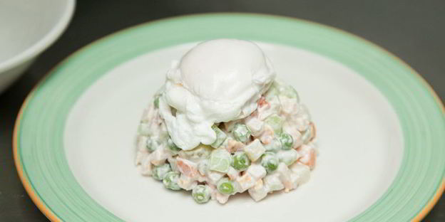 оливье с куриной грудкой и яйцом-пашот