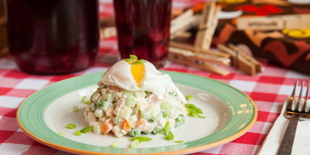 оливье с куриной грудкой и яйцом-пашот