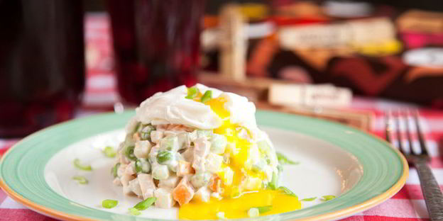 оливье с куриной грудкой и яйцом-пашот