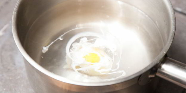 оливье с куриной грудкой и яйцом-пашот