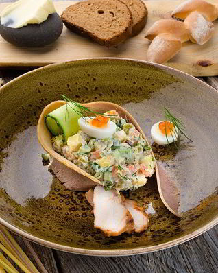 Оливье с печеным картофелем, курицей и говяжьим языком