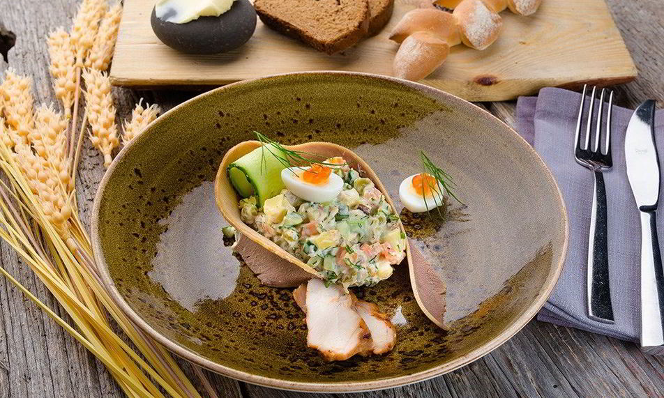 Рецепт оливье с печеным картофелем, курицей и говяжьим языком