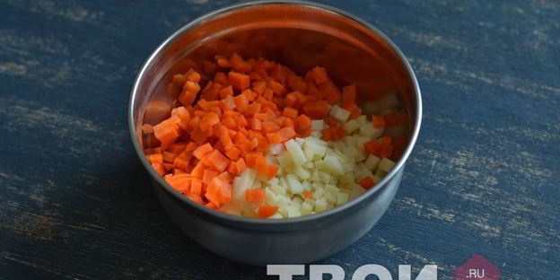 оливье с семгой и красной икрой