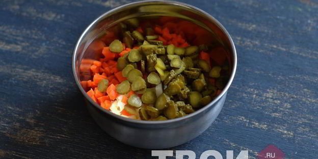 оливье с семгой и красной икрой