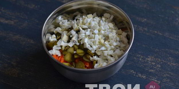 оливье с семгой и красной икрой