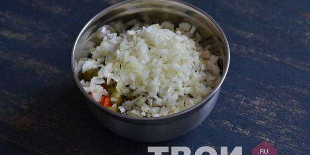 оливье с семгой и красной икрой