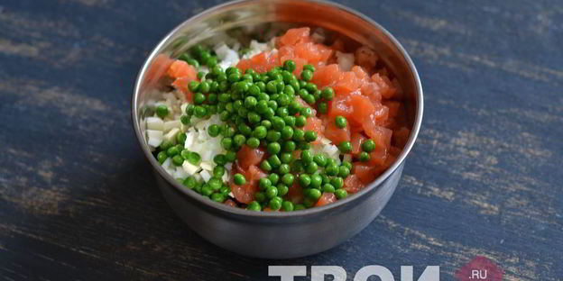 оливье с семгой и красной икрой