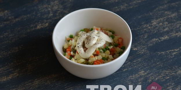 оливье с семгой и красной икрой