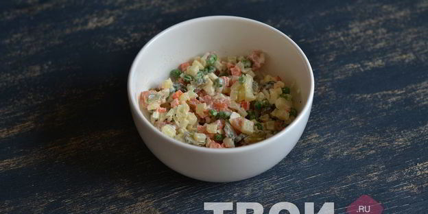 оливье с семгой и красной икрой