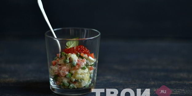 оливье с семгой и красной икрой