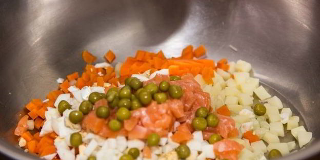 оливье со слабосоленой семгой