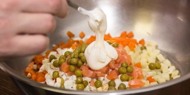 оливье со слабосоленой семгой