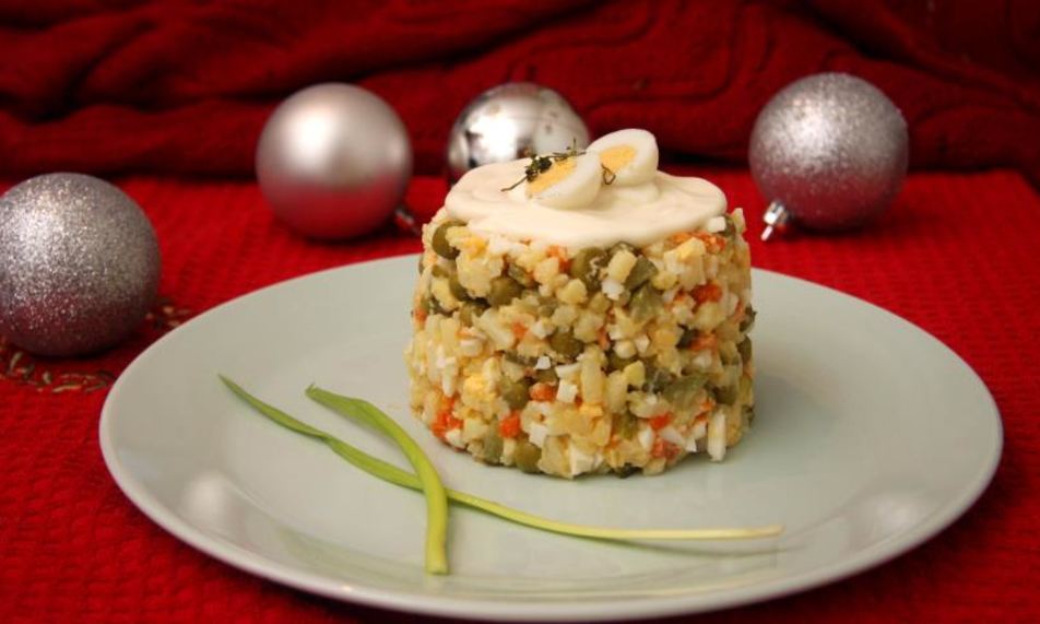 Рецепт праздничного оливье с курицей
