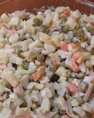 Салат Оливье с кальмарами