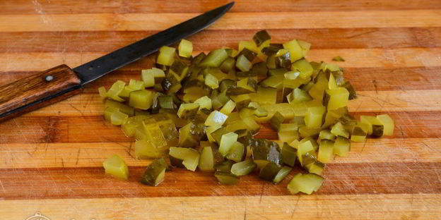 салат оливье с колбасой без моркови