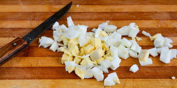 салат оливье с колбасой без моркови