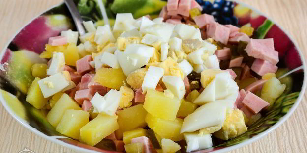 салат оливье с колбасой без моркови